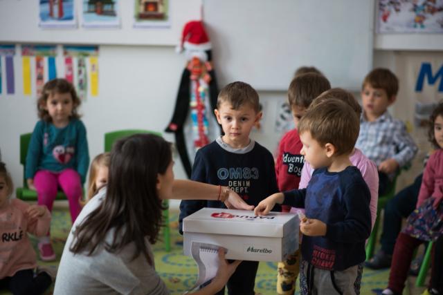 Copiii din Runcu au primit daruri de Sfântul Nicolae în cadrul Proiectului „Cutia cu papucei pentru Ei”: „A fost o zi pe care nu o vom uita niciodată”