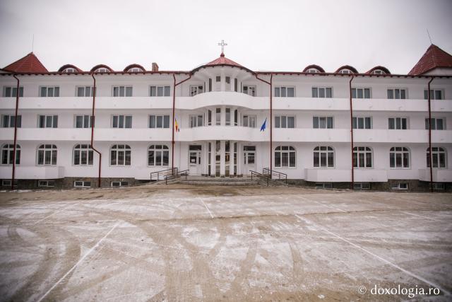 Slujbă de binecuvântare la inaugurarea oficială a Centrului rezidenţial pentru vârstnici „Cuvioasa Nazaria” - Văratec