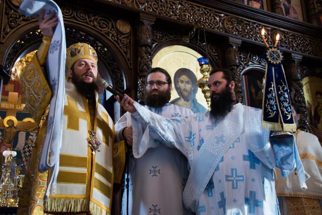 (Foto) Liturghie arhierească, hirotonie și daruri pentru copii, la Mănăstirea Sihăstria Putnei