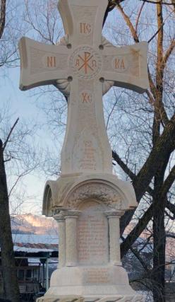 Slujbă de sfințire a monumentului de la Tarcău dedicat Reginei Maria