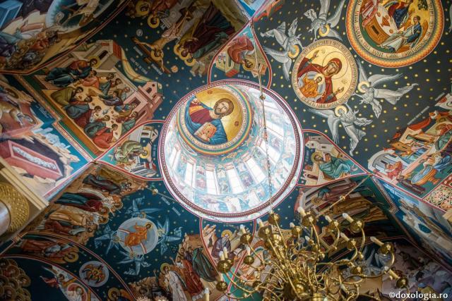 (Audio) „Sfânta Liturghie este taina în care preotul aduce în fața lui Dumnezeu suferința lumii” - Arhim. Nichifor Horia