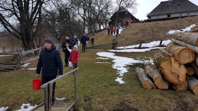 Părinți de la Mănăstirea Putna au mers cu Botezul în satele românești din nordul Bucovinei