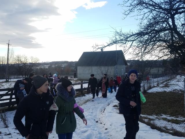 Părinți de la Mănăstirea Putna au mers cu Botezul în satele românești din nordul Bucovinei