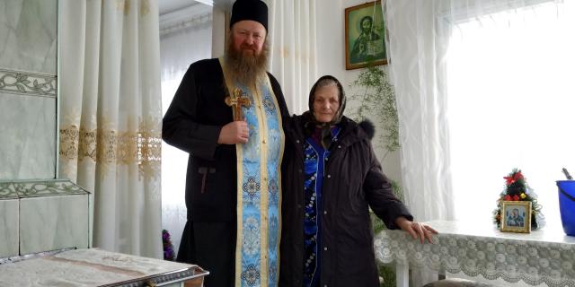 Părinți de la Mănăstirea Putna au mers cu Botezul în satele românești din nordul Bucovinei