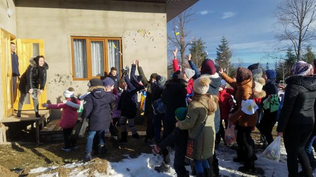 Părinți de la Mănăstirea Putna au mers cu Botezul în satele românești din nordul Bucovinei