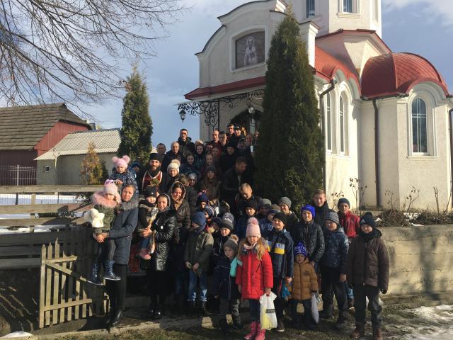 Părinți de la Mănăstirea Putna au mers cu Botezul în satele românești din nordul Bucovinei