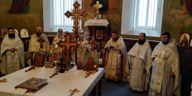 Părinți de la Mănăstirea Putna au mers cu Botezul în satele românești din nordul Bucovinei