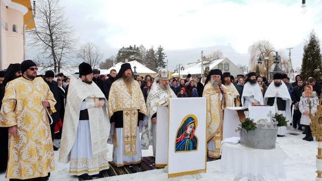 Părinți de la Mănăstirea Putna au mers cu Botezul în satele românești din nordul Bucovinei