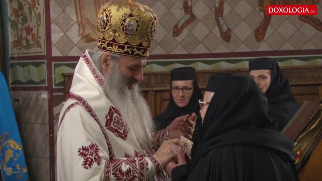 (Video) Crucea patriarhală pentru Maica Teofana Scântei, de 50 ani stareță a Mănăstirii Vorona