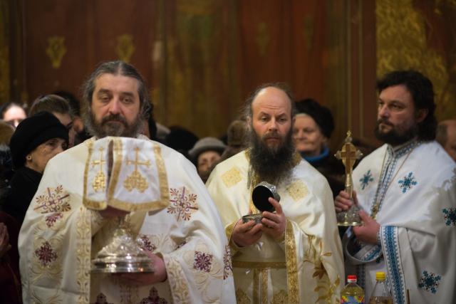 Hram la ctitoria lui Vasile Lupu din Iași: „Având în față chipurile Sfinților Trei Ierarhi, să luăm aminte la icoana viețuirii lor”