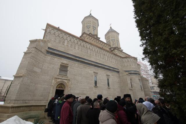 Hram la ctitoria lui Vasile Lupu din Iași: „Având în față chipurile Sfinților Trei Ierarhi, să luăm aminte la icoana viețuirii lor”