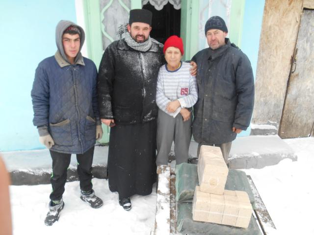 Bătrânii şi familiile nevoiaşe din Chişcăreni şi Sat Nou, ajutate cu lemne de foc de preotul paroh