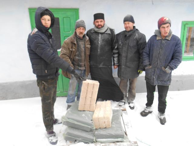Bătrânii şi familiile nevoiaşe din Chişcăreni şi Sat Nou, ajutate cu lemne de foc de preotul paroh