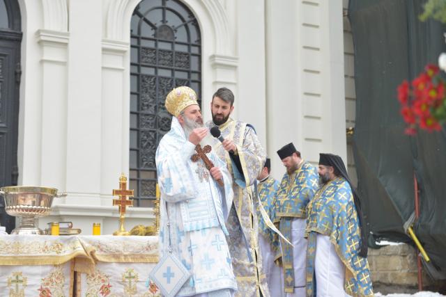 Slujire cu 2 arhierei la Iași: „Sărbătoarea Bobotezei ne arată că Dumnezeu binecuvântează întreaga creaţie”
