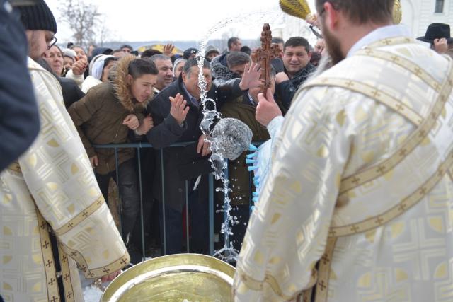 Slujire cu 2 arhierei la Iași: „Sărbătoarea Bobotezei ne arată că Dumnezeu binecuvântează întreaga creaţie”