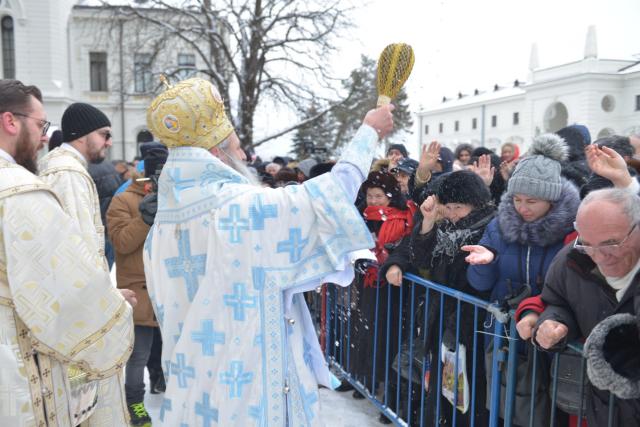 Slujire cu 2 arhierei la Iași: „Sărbătoarea Bobotezei ne arată că Dumnezeu binecuvântează întreaga creaţie”