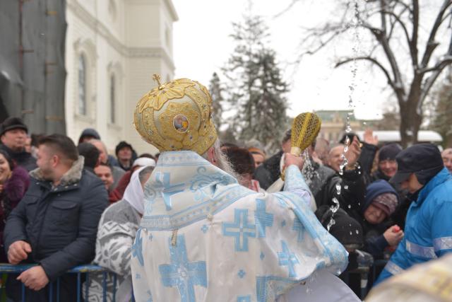 Slujire cu 2 arhierei la Iași: „Sărbătoarea Bobotezei ne arată că Dumnezeu binecuvântează întreaga creaţie”