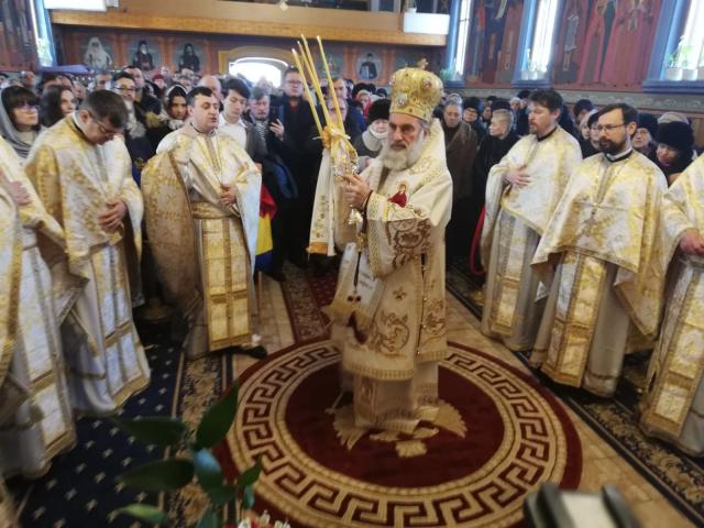 Liturghie arhierească în Parohia „Sfinţii Trei Ierarhi” din Bacău