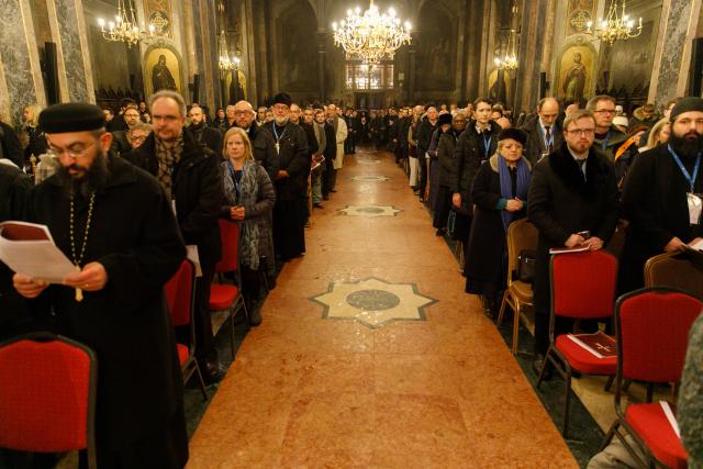 „Cercetători ori oameni de profesie, dorim fiecare să contribuim cu o iotă la viaţa Bisericii”