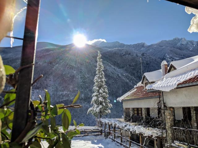 (Foto) Zile de iarnă la Schitul „Sfântul Dimitrie” – Lacu, Muntele Athos