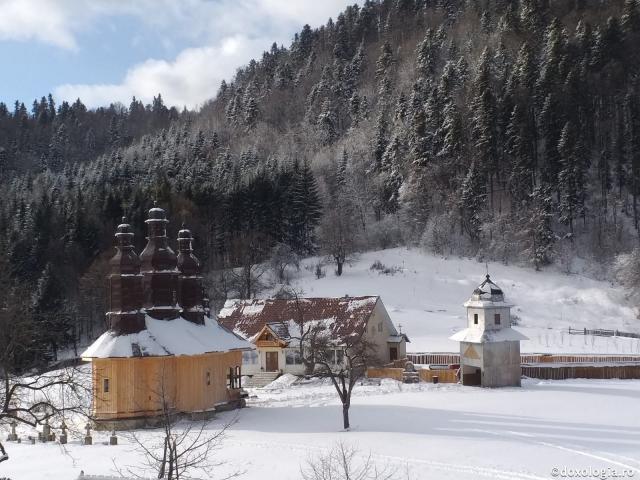 (Foto) Iarnă de poveste la Schitul Pocrov