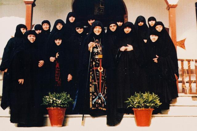 Stareța Macrina Vassopoulos în mijlocul obștii