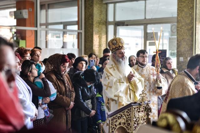 IPS Părinte Mitropolit Teofan a slujit Sfânta Liturghie la Spitalul Clinic de Urgenţă pentru Copii „Sfanta Maria” din Iași