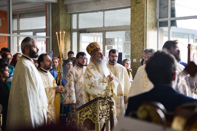 IPS Părinte Mitropolit Teofan a slujit Sfânta Liturghie la Spitalul Clinic de Urgenţă pentru Copii „Sfanta Maria” din Iași