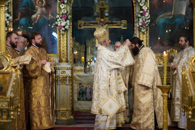 Hram la Catedrala mitropolitană din Iași: „Creștinul ortodox este închinat lui Dumnezeu, este îmbisericit, este altoit ca o ramură pe trunchiul Bisericii”