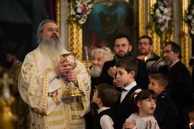 Hram la Catedrala mitropolitană din Iași: „Creștinul ortodox este închinat lui Dumnezeu, este îmbisericit, este altoit ca o ramură pe trunchiul Bisericii”