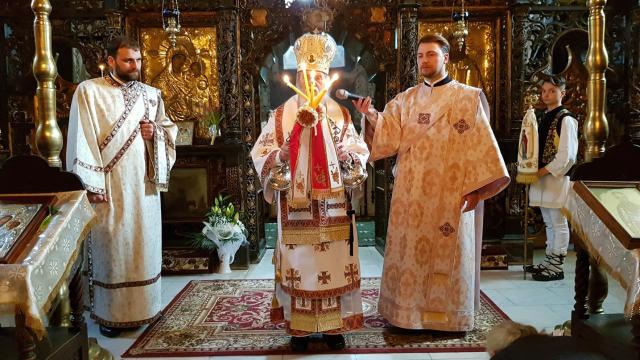 Liturghie arhierească la Suceava: „Să stăruim în rugăciunile noastre și Dumnezeu ne va da întotdeauna ceva”