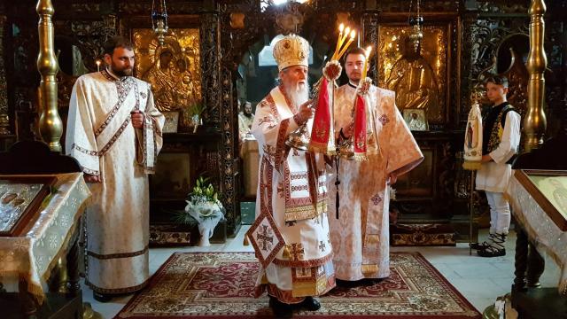 Liturghie arhierească la Suceava: „Să stăruim în rugăciunile noastre și Dumnezeu ne va da întotdeauna ceva”