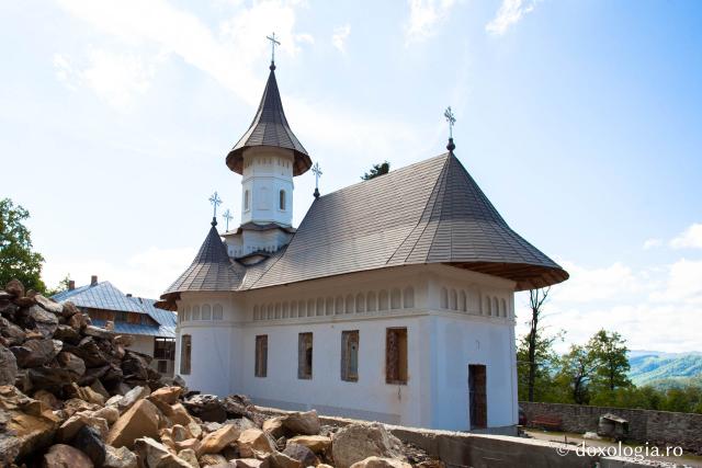 (Foto) Pelerin la Mănăstirea Bisericani din județul Neamț