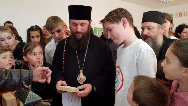 „Tabăra din pridvorul satului” la Tişăuţi: PS Părinte Damaschin Dorneanul, în mijlocul participanților