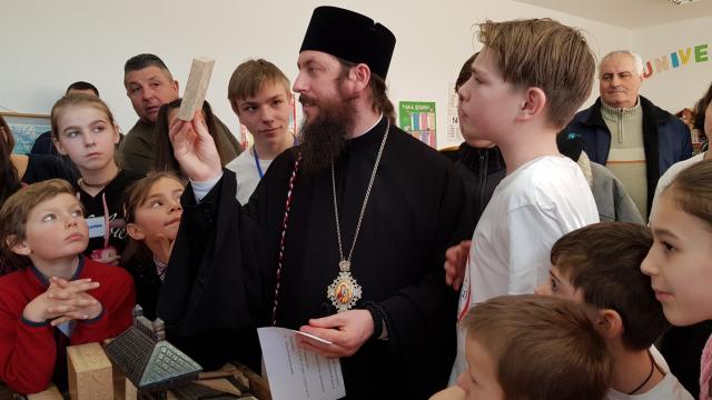 „Tabăra din pridvorul satului” la Tişăuţi: PS Părinte Damaschin Dorneanul, în mijlocul participanților