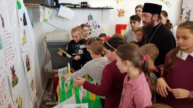 „Tabăra din pridvorul satului” la Tişăuţi: PS Părinte Damaschin Dorneanul, în mijlocul participanților
