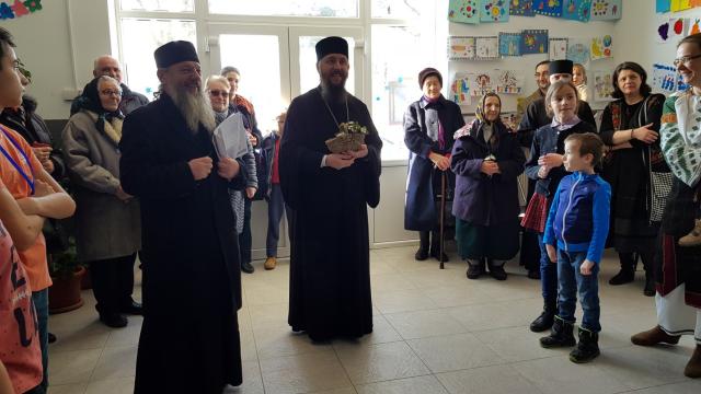„Tabăra din pridvorul satului” la Tişăuţi: PS Părinte Damaschin Dorneanul, în mijlocul participanților