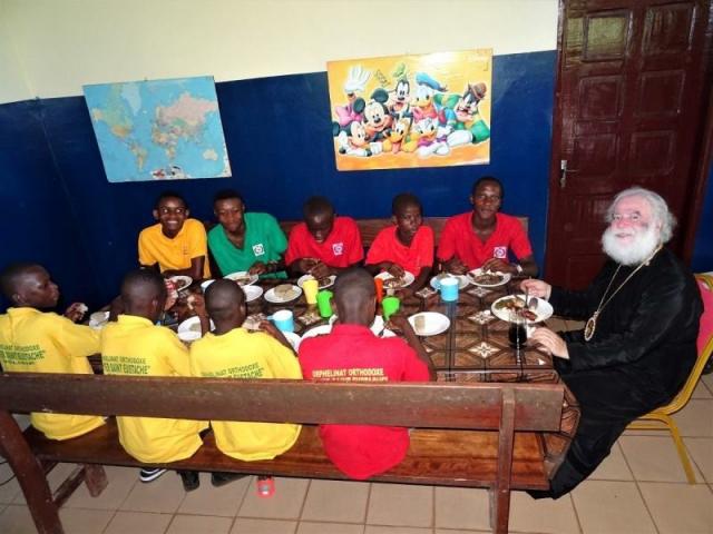 Patriarhul Alexandriei a luat masa cu orfanii din Dolisie