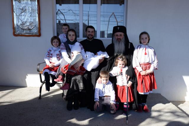 IPS Mitropolit Teofan a oficiat slujba Botezului pentru cel de-al șaptelea copil al preotului Ionuț Alexandru Figher