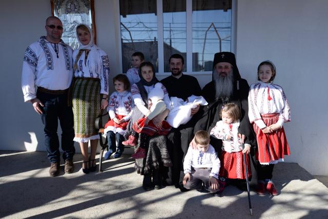 IPS Mitropolit Teofan a oficiat slujba Botezului pentru cel de-al șaptelea copil al preotului Ionuț Alexandru Figher