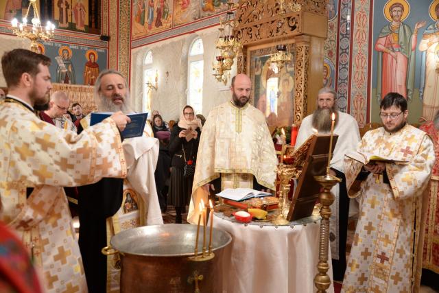 IPS Mitropolit Teofan a oficiat slujba Botezului pentru cel de-al șaptelea copil al preotului Ionuț Alexandru Figher