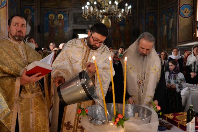 Vizite arhierești în Protopopiatul Hârlău. Al șaptelea copil al preotului Ionuț Găină a primit Taina Botezului