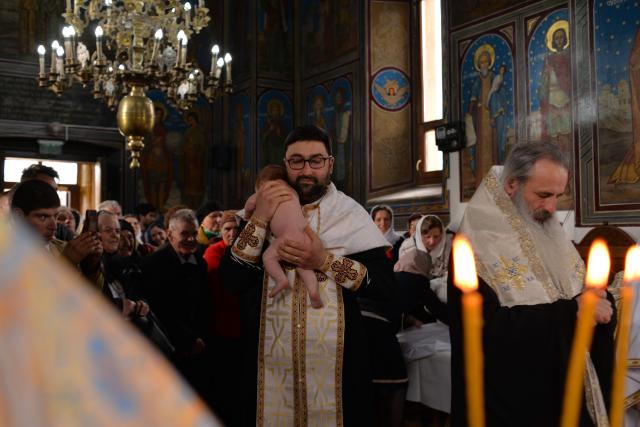 Vizite arhierești în Protopopiatul Hârlău. Al șaptelea copil al preotului Ionuț Găină a primit Taina Botezului