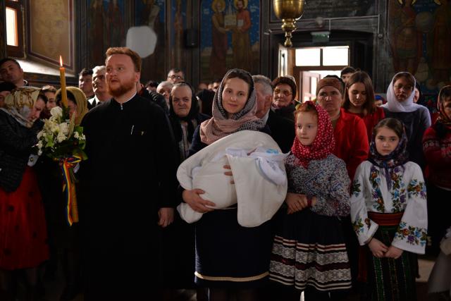 Vizite arhierești în Protopopiatul Hârlău. Al șaptelea copil al preotului Ionuț Găină a primit Taina Botezului