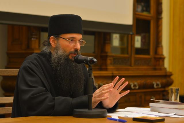 (Video) Cum se poate apropia un tânăr de Taina Maicii Domnului? Mai este fecioria de actualitate astăzi? – Protosinghelul Teofan Popescu