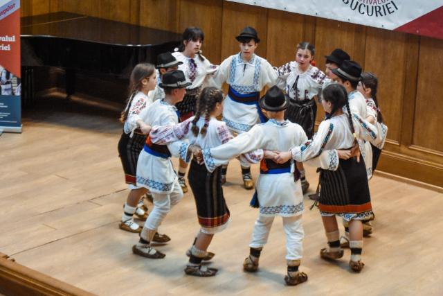 „Festivalul bucuriei”, spectacol de joc şi cântec popular