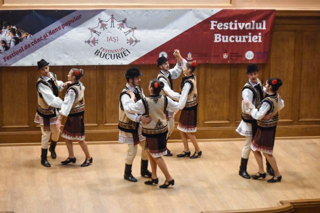 „Festivalul bucuriei”, spectacol de joc şi cântec popular