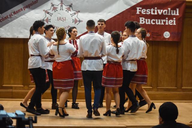 „Festivalul bucuriei”, spectacol de joc şi cântec popular
