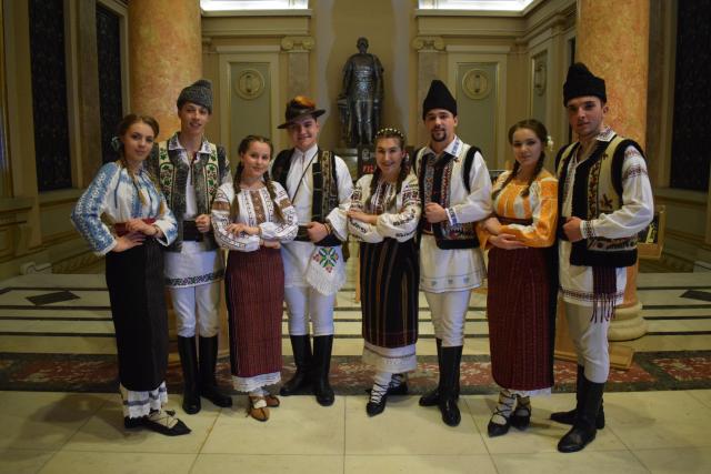 „Festivalul bucuriei”, spectacol de joc şi cântec popular