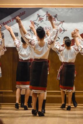 „Festivalul bucuriei”, spectacol de joc şi cântec popular